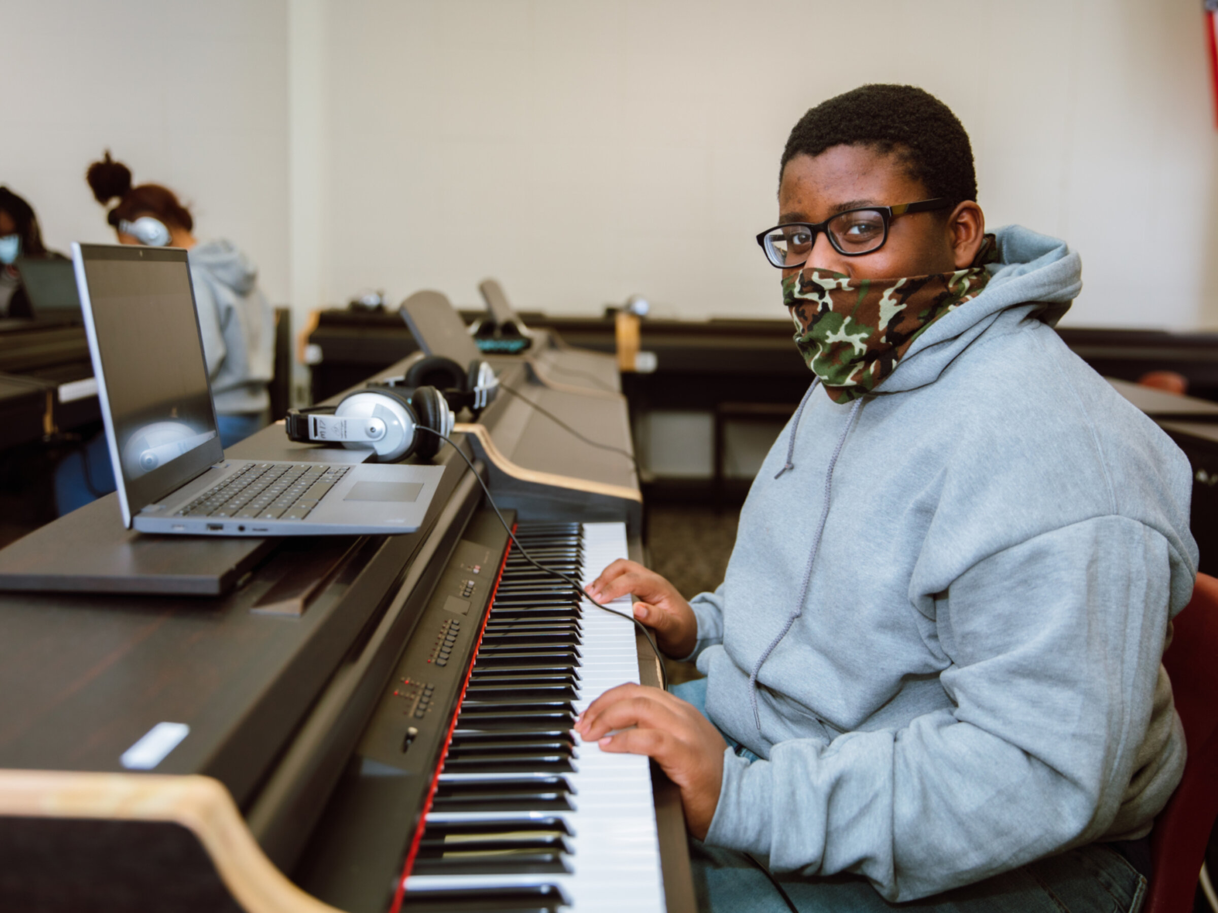 estudiante con máscara ante el teclado